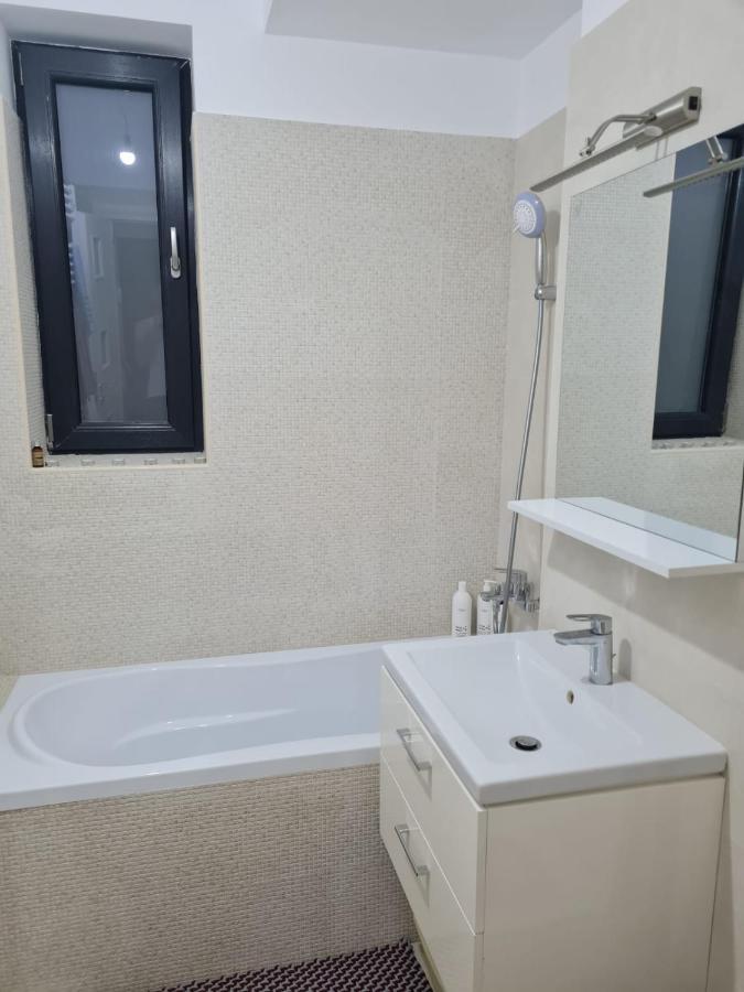 Deluxe 2 Bedroom Apartment With Balcony And Private Parking Bragadiru Eksteriør billede